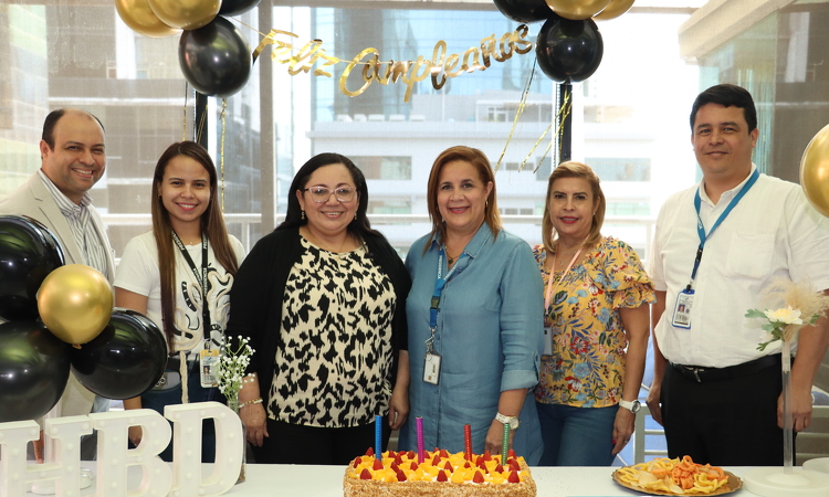 foto de portada de la publicación Directora de Carrera Administrativa agradece a subalternos por apoyo recibido en sus dos meses de gestión