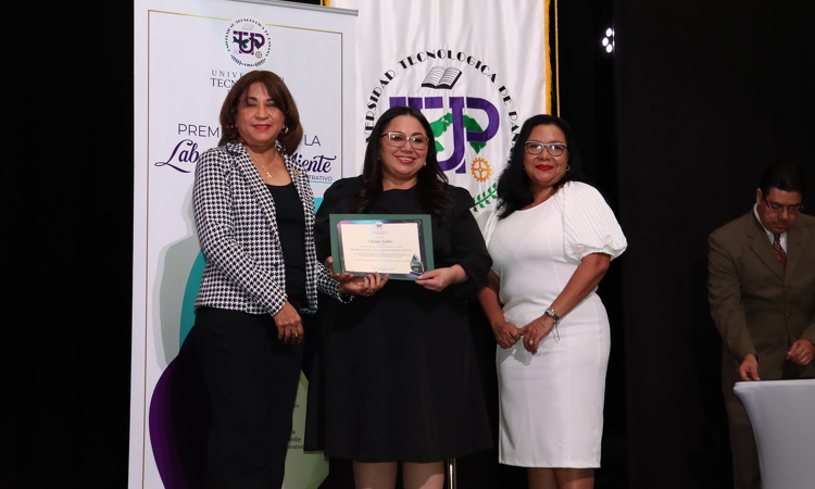 foto de portada de la publicación Directora DIGECA fue jurado en premio a la Labor Sobresaliente del Personal Administrativo de la UTP