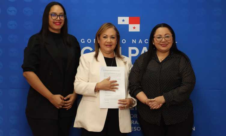 foto de portada de la publicación Directora de Carrera Administrativa presenta declaración jurada en ANTAI