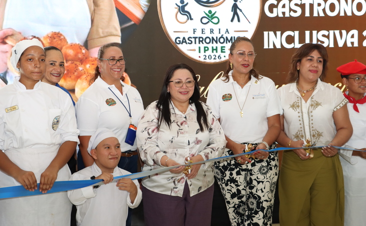 foto de portada de la publicación La directora general de Carrera Administrativa participa de la primera feria gastronómica del IPHE