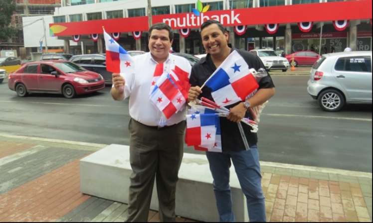 Entrega de banderas en el marco de la celebración de las Efemérides Patrias