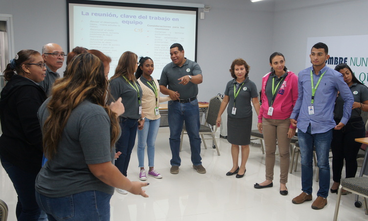 Colaboradores del BDA reciben capacitación sobre Trabajo en Equipo