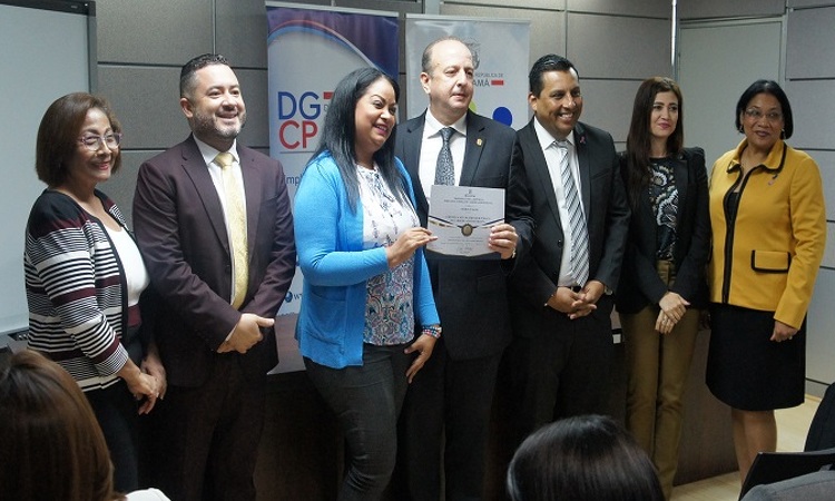 Servidores públicos de la DGCP reciben acreditación por el Sistema de Evaluación del Desempeño