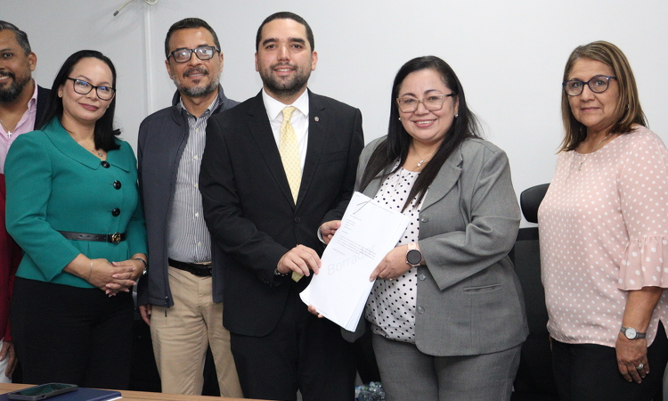 Directora de Carrera Administrativa recibe nueva propuesta de Ley por parte del diputado Zuñiga